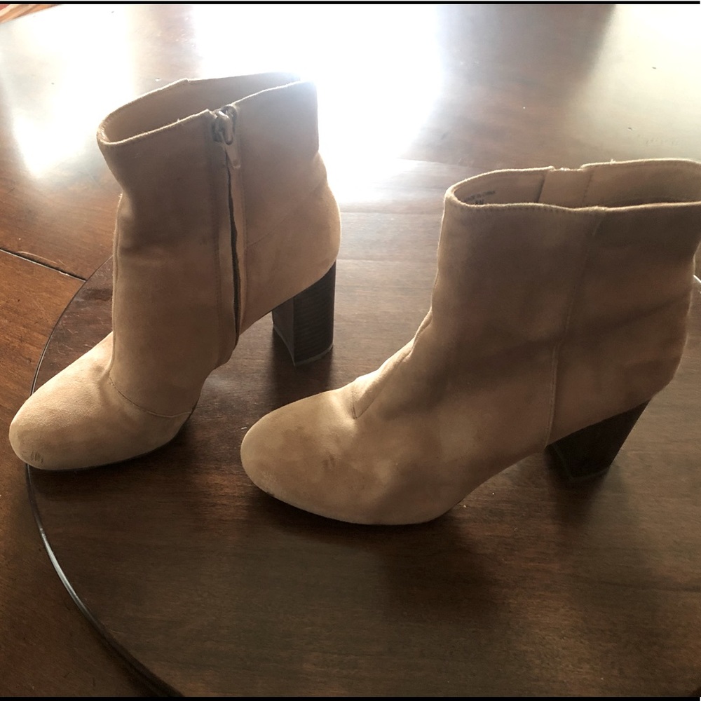 Banana Republic Size 8 Tan SuedeBooties w/ Zipper